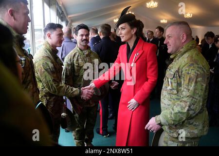 La princesse de Galles, qui rencontre des troupes du Royal Australian Regiment 5th (5RAR), qui sont actuellement au Royaume-Uni pour former les forces armées ukrainiennes, lors d'une visite au bataillon des gardes gallois 1st de la caserne Combermere à Windsor, dans le Berkshire. Date de la photo: Mercredi 1 mars 2023. Banque D'Images