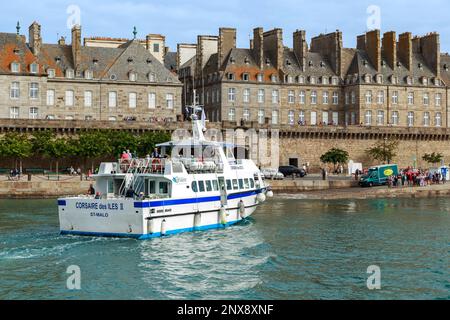 SAINT MALO, FRANCE - 3 SEPTEMBRE 2019 : c'est un bateau de plaisance à l'embarcadère des remparts de la ville. Banque D'Images
