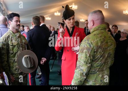 La princesse de Galles, qui rencontre des troupes du Royal Australian Regiment 5th (5RAR), qui sont actuellement au Royaume-Uni pour former les forces armées ukrainiennes, lors d'une visite au bataillon des gardes gallois 1st de la caserne Combermere à Windsor, dans le Berkshire. Date de la photo: Mercredi 1 mars 2023. Banque D'Images