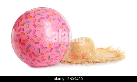Ballon de plage gonflable, chapeau de paille et lunettes de soleil sur fond blanc Banque D'Images