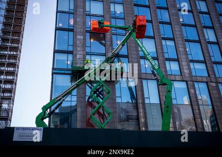 Travaux de construction d'un bâtiment situé au 451 de la dixième avenue dans la zone de développement des chantiers d'Hudson à l'aide de téléskis, vus mardi, 14 février 2023 . (© Richard B. Levine) Banque D'Images