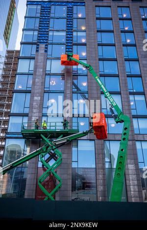 Travaux de construction d'un bâtiment situé au 451 de la dixième avenue dans la zone de développement des chantiers d'Hudson à l'aide de téléskis, vus mardi, 14 février 2023 . (© Richard B. Levine) Banque D'Images