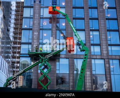 Travaux de construction d'un bâtiment situé au 451 de la dixième avenue dans la zone de développement des chantiers d'Hudson à l'aide de téléskis, vus mardi, 14 février 2023 . (© Richard B. Levine) Banque D'Images