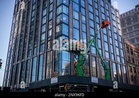 Travaux de construction d'un bâtiment situé au 451 de la dixième avenue dans la zone de développement des chantiers d'Hudson à l'aide de téléskis, vus mardi, 14 février 2023 . (© Richard B. Levine) Banque D'Images