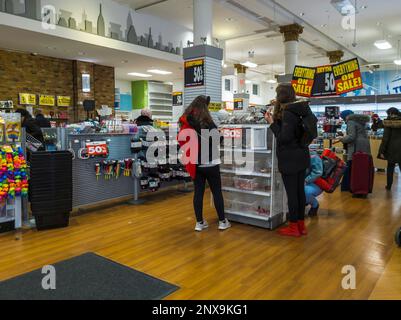 Tout est en vente au magasin de valeur faciale de Bed Bath & Beyond à Chelsea, à New York, lundi, 20 février 2023. Bed Bath & Beyond avec lits superposés a annoncé la fermeture des 56 sites Harmon. (© Richard B. Levine) Banque D'Images