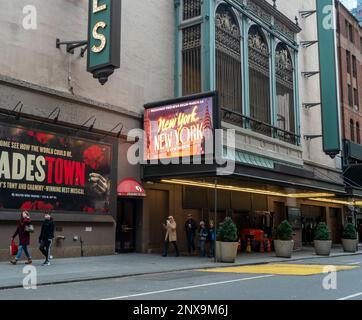 Le chapiteau de la rue Le théâtre James fait la promotion de « New York, New York », vu dimanche, 19 février 2023. La comédie musicale basée sur le film de 1977 du même nom va commencer par des avant-premières 24 mars avec une ouverture de 26 avril (© Richard B. Levine) Banque D'Images