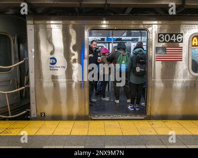 Le week-end, prenez le train A à la station Canal Street, dans le métro de New York, le samedi. 18 février 2023. (© Richard B. Levine) Banque D'Images