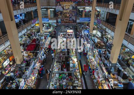 12 février 2023: Marché de Waroros, connu localement sous le nom de Kad Luang, à chiang mai est considéré comme le plus grand et le plus connu marché vendant des aliments locaux Banque D'Images