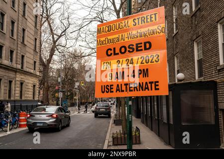 Un panneau avec plusieurs caractères informe les automobilistes de la fermeture de la rue MacDougal dans le village de Greenwich à New York, vu jeudi, 23 février 2023. (© Richard B. Levine) Banque D'Images