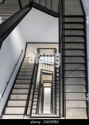 Escalier concentrique dans un bâtiment de Chelsea à New York samedi, 25 février 2023. (© Richard B. Levine) Banque D'Images