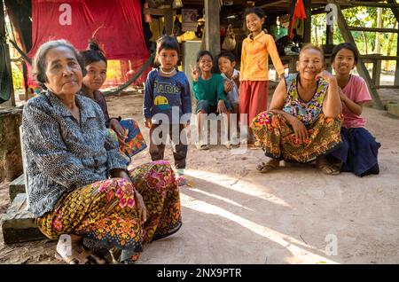 Les femmes et les enfants d'un village rural de la province de Siem Reap au Cambodge s'assoient dans la cour à l'extérieur de leur maison. Banque D'Images