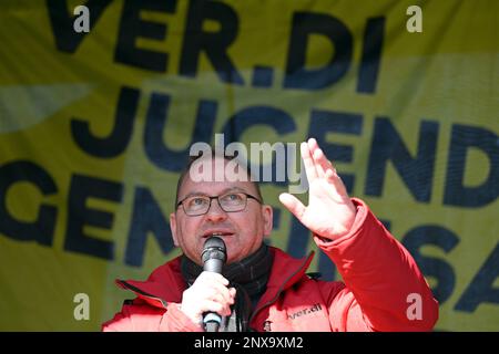 Gelsenkirchen, Allemagne. 01st mars 2023. Frank Werneke, Président de l'Union des services Unis Verdi, s'adresse aux jeunes en grève de Heinrich-König-Platz. Dans le cadre du conflit de négociation collective dans le secteur public, le syndicat Verdi appelle à une grève nationale des stagiaires et des étudiants doubles. Credit: Federico Gambarini/dpa/Alay Live News Banque D'Images