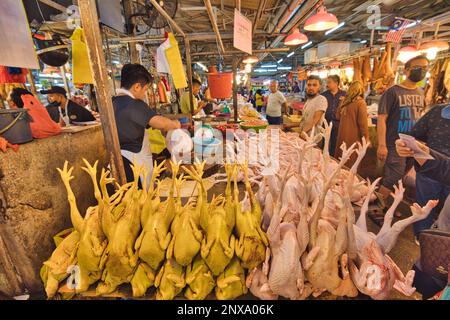 Kuala Lumpur, Malaisie - janvier 2023: Les vendeurs de viande sur le marché peuvent offrir différentes coupes ou préparations de viande, comme des poulets entiers ou des canards Banque D'Images