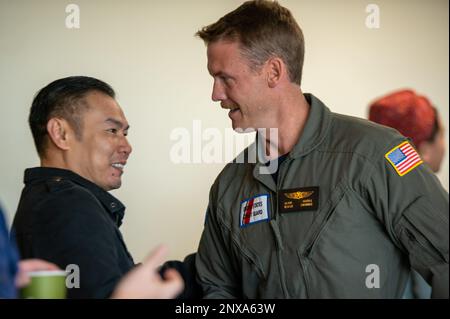 Le petit officier de classe 2nd Richard Hoefle, nageur de secours affecté à la station aérienne de la Garde côtière de la Nouvelle-Orléans, réunit son Nguyen, l'un des trois survivants du sauvetage des requins, au secteur de la Garde côtière de la Nouvelle-Orléans, à la Nouvelle-Orléans, en Louisiane, le 23 janvier 2023. Le cas de Shark Rescue était une mission de recherche et de sauvetage menée par le secteur de la Nouvelle-Orléans, la station aérienne de la Nouvelle-Orléans et la station des gardes-côtes de Venise qui s'est terminée par des équipes de sauvetage qui ont sauvé trois plaisanciers des eaux infestées de requins. Banque D'Images