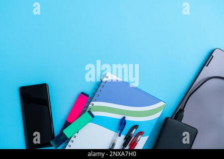 Plusieurs stylos et marqueurs avec un ordinateur portable à côté d'un ordinateur portable et d'un téléphone. Concept de technologies anciennes et nouvelles Banque D'Images
