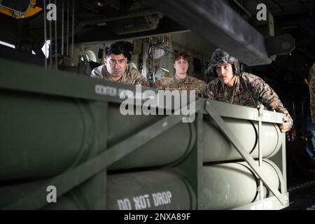 Un Marine affecté à la Force expéditionnaire maritime de 3rd assure le reste d'un module de munitions du système de grande mobilité de l'Artillerie de M142 lorsqu'il descend dans un commandant MC-130J II affecté à l'escadron des opérations spéciales de 1st à la base aérienne de Kadena, au Japon, le 10 janvier 2023. Les aviateurs et les Marines ont employé des compétences agiles en matière d'emploi au combat, tirant parti de l'interopérabilité entre les forces conjointes pour projeter la puissance de combat dans toute la région Indo-Pacifique. Banque D'Images