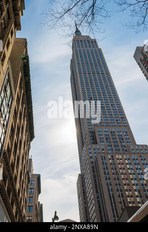 Low angle view of Empire State Building against sky Banque D'Images