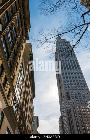 Low angle view of Empire State Building against sky Banque D'Images