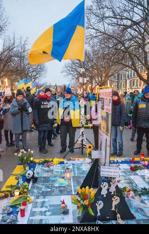 Pro Ukraine vigile à l'extérieur de l'ambassade de Russie à Berlin à l'occasion du premier anniversaire de l'invasion russe Banque D'Images