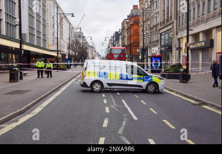 Londres, Royaume-Uni. 1st mars 2023. Une grande partie d'Oxford Street dans le centre de Londres a été fermée par la police après qu'un homme ait été poignardé dans un bus. Credit: Vuk Valcic/Alamy Live News Banque D'Images