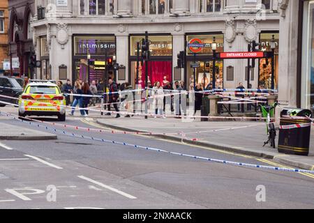 Londres, Royaume-Uni. 1st mars 2023. Une grande partie d'Oxford Street dans le centre de Londres a été fermée par la police après qu'un homme ait été poignardé dans un bus. Credit: Vuk Valcic/Alamy Live News Banque D'Images