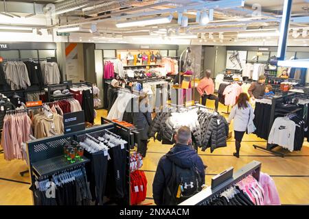 Intérieur de magasin de vêtements de sport Nike à l'intérieur de Kings Cross Londres Angleterre KATHY DEWITT Banque D'Images