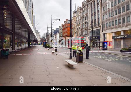 Londres, Royaume-Uni. 1st mars 2023. Une grande partie d'Oxford Street dans le centre de Londres a été fermée par la police après qu'un homme ait été poignardé dans un bus. Credit: Vuk Valcic/Alamy Live News Banque D'Images