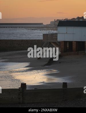 Walton sur le coucher du soleil de Naze. Vue sur les disjoncteurs. Tons chauds du soleil couchant. Les vagues se brisent. Une journée venteuse. Banque D'Images