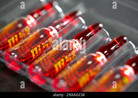 Ampoules avec solution injectable utilisées pour le supplément de vitamine B12, concentration sélective. B12 ampoules d'hormone contenant de la cyanocobalamine. Banque D'Images