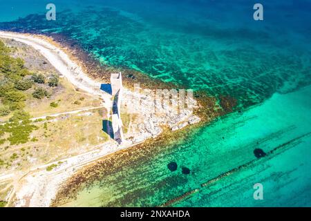 Île de Vir plage de pierre et ruines de forteresse vue aérienne, région de Dalmatie en Croatie Banque D'Images