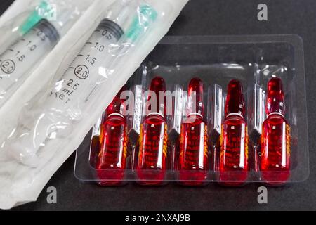 B12 ampoules d'injection d'hormone en focalisation sélective. Ampoules et seringues contenant une solution injectable utilisée pour la supplémentation en vitamine B12. Banque D'Images