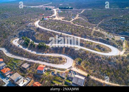 Vue aérienne des serpentins routiers à Obrovac, région de Dalmatie en Croatie Banque D'Images