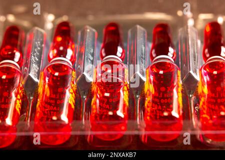 Ampoules d'injection d'hormone B12. Les ampoules contenant la solution injectable utilisée pour la supplémentation en vitamine B12 contiennent de la cyanocobalamine. Banque D'Images