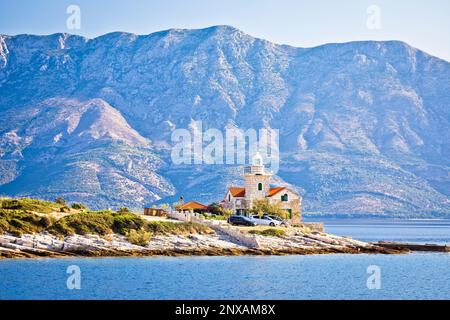 Phare de Sucuraj sur l'île de Hvar et vue sur la montagne de Biokovo, région de Dalmatie en Croatie Banque D'Images