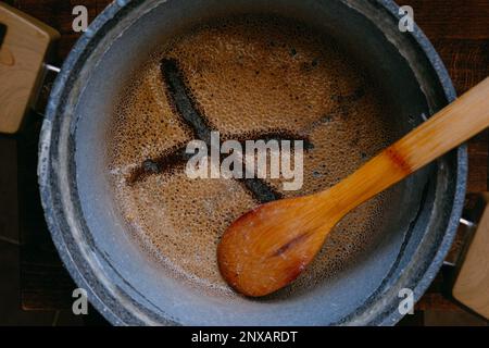 Videz le pot brûlé avec X sur fond de table en bois, le lait brûlé, le pot coloré inpropre ou la casserole brûlée à la cuisson Banque D'Images