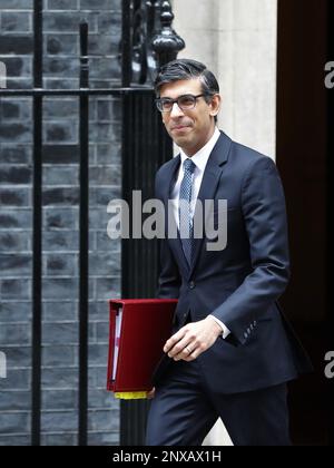 Londres, Royaume-Uni, le 1st mars 2023, le Premier ministre britannique Rishi Sunak quitte le 10 Downing Street pour assister aux questions hebdomadaires du Premier ministre du PMQ au Parlement. Credit: Uwe Deffner / Alamy Live News. Banque D'Images