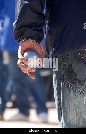 Boule à la main d'un joueur de pétanque. Sport dans le sud de la France, gros plan Banque D'Images