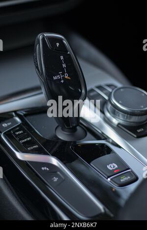 Détail d'une transmission automatique dans un détail de levier de vitesses automatique de voiture moderne Banque D'Images