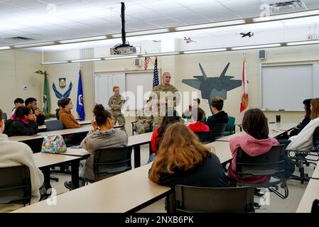Des aviateurs de la 53d e Escadre et de la 350th e Escadre Spectrum Warfare discutent avec des élèves de l'unité JRTOC à la Choctawhatchee Senior HighSchool de fort Walton Beach, en Floride, le 26 janvier 2023. Les aviateurs ont eu l'occasion de parler de leur carrière à plus de 140 étudiants et de répondre aux questions que les étudiants avaient sur la Force aérienne. Banque D'Images