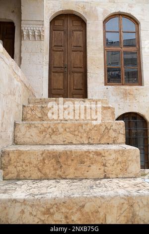 Escalier en pierre et porte en bois d'une maison traditionnelle de Kilis à Kilis, Turquie. Historique Mahmut Islam Bey Mansion fait de pierres coupées et de bois. Banque D'Images