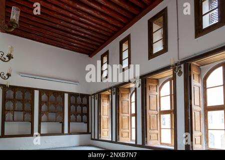 Vue intérieure sur une maison traditionnelle de Kilis. Plafond en bois, fenêtres et étagères murales intégrées dans une salle du manoir historique Mahmut Islam Bey. Banque D'Images