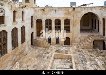 Vue sur la cour d'une maison traditionnelle de Kilis, Turquie. Historique Mahmut Islam Bey Mansion, construit avec des pierres coupées et du bois. Kilis, Turquie. Banque D'Images