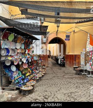 Scène de rue vide avec céramique à vendre dans la médina, Marrakech, Maroc Banque D'Images