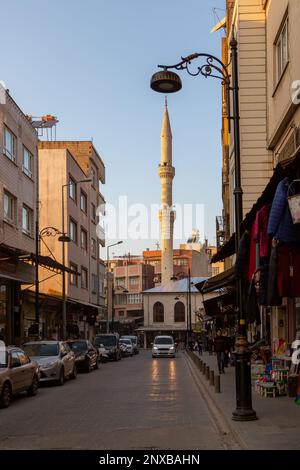 Vue sur la rue et mosquée historique à Kilis, Turquie. Banque D'Images