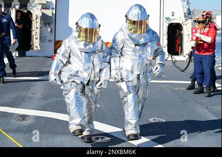 L’équipage du USCGC Stone’s (WMSL 758) dirige une évolution de la formation sur l’intervention en cas d’accident à Mayport, en Floride, le 12 janvier 2023. Stone est le neuvième couteau de sécurité nationale de classe Legend de la flotte de la Garde côtière et est actuellement à Charleston, en Caroline du Sud. Banque D'Images