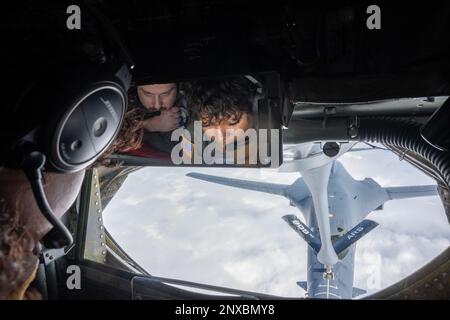 ÉTATS-UNIS Le premier officier de la Force aérienne, Airman Seth Amiott, à gauche, observe le premier Airman, Nasia Harris, du 909th Air ravitailleur, ravitailler un B-1B danseur affecté au 37th Expeditionary Bomb Squadron, base aérienne d'Ellsworth, Dakota du Sud, au-dessus de l'océan Pacifique, le 10 janvier 2023. États-Unis L’emploi des forces, la posture militaire et les opérations du Commandement Indo-Pacifique respectent nos engagements en matière de sécurité dans la région en nous permettant de réagir rapidement à toute crise ou à tout défi potentiel dans l’Indo-Pacifique. Banque D'Images