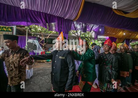 Bogor, Indonésie. 28th févr. 2023. Le marié aveugle participe à un mariage de procession lors d'un mariage de masse pour malvoyants à Bogor, Java-Ouest, Indonésie sur 28 février 2023. Douze couples aveugles se sont mariés gratuitement par une fondation sociale pour aider les personnes handicapées économiquement défavorisées à se faire légalement. (Photo par Andi M Ridwan/INA photo Agency/Sipa USA) crédit: SIPA USA/Alay Live News Banque D'Images