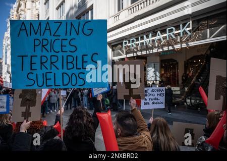 Madrid, Espagne. 01st mars 2023. Les employés de Primark protestant avec des écriteaux devant un magasin Primark exigeant des salaires plus élevés et de meilleures conditions de travail. Credit: Marcos del Mazo/Alay Live News Banque D'Images