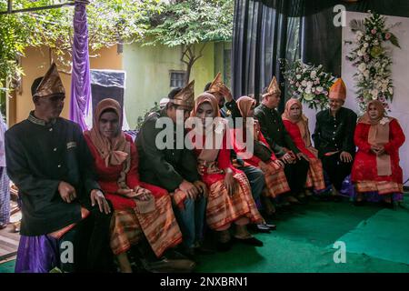 Bogor, Indonésie. 28th févr. 2023. La mariée aveugle et le marié prennent part à un mariage de procession lors d'un mariage de masse pour malvoyants à Bogor, Java-Ouest, Indonésie sur 28 février 2023. Douze couples aveugles se sont mariés gratuitement par une fondation sociale pour aider les personnes handicapées économiquement défavorisées à se faire légalement. (Photo par Andi M Ridwan/INA photo Agency/Sipa USA) crédit: SIPA USA/Alay Live News Banque D'Images