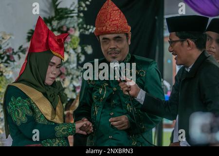 Bogor, Indonésie. 28th févr. 2023. Un couple malvoyants prend part à un mariage de procession lors d'un mariage de masse pour malvoyants à Bogor, Java-Ouest, Indonésie sur 28 février 2023. Douze couples aveugles se sont mariés gratuitement par une fondation sociale pour aider les personnes handicapées économiquement défavorisées à se faire légalement. (Photo par Andi M Ridwan/INA photo Agency/Sipa USA) crédit: SIPA USA/Alay Live News Banque D'Images